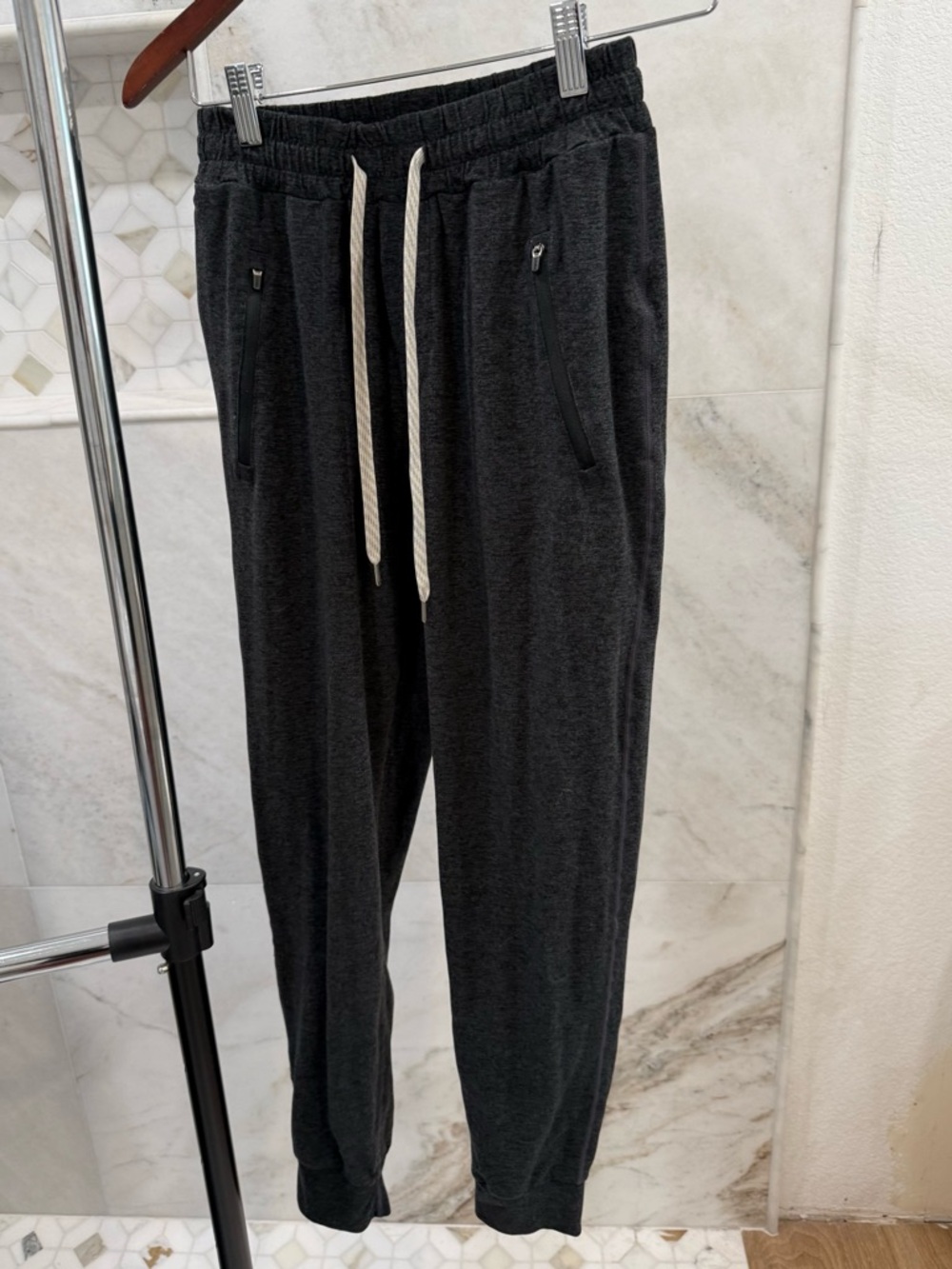 Vuori Men's Charcoal Grey Joggers XS